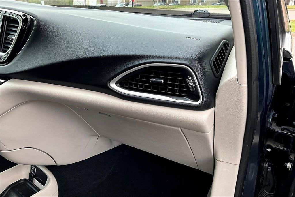 Used 2023 Chrysler Pacifica Touring-L FWD image 26