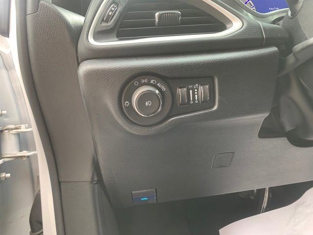 Used 2025 Chrysler Pacifica Select image 13