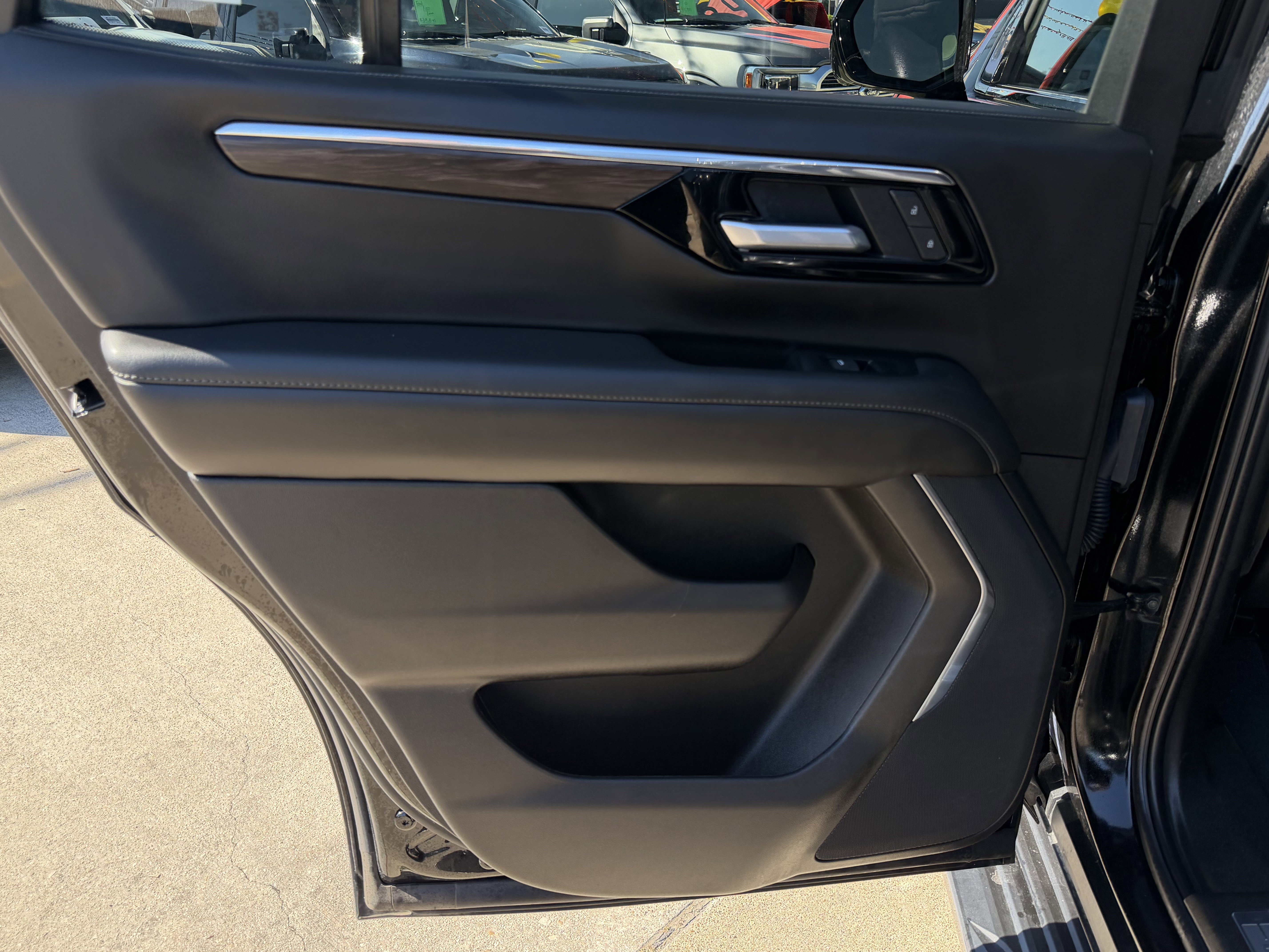 Used 2025 Chevrolet Tahoe LT AWD/4WD image 15