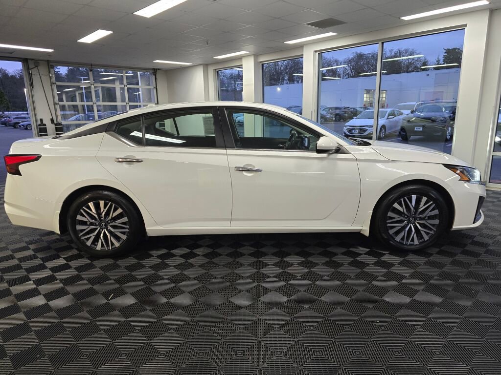 Used 2024 Nissan Altima 2.5 SV w/ SV Premium Package image 3