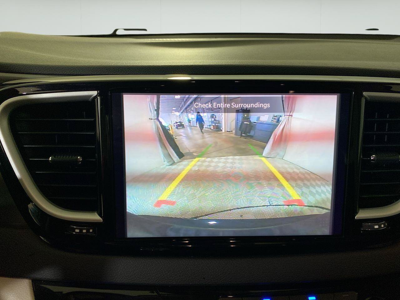 Used 2023 Chrysler Pacifica Touring-L FWD image 27