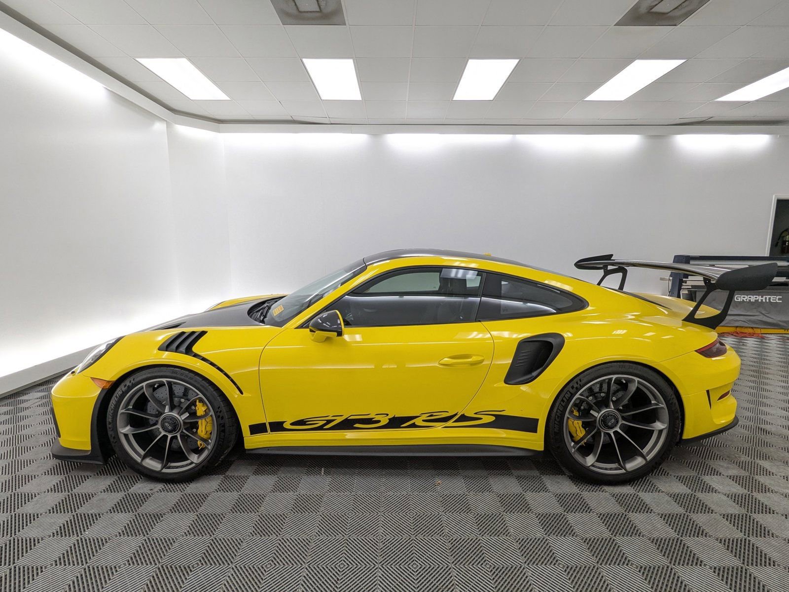 Certified 2019 Porsche 911 GT3 RS w/ Weissach Package image 2