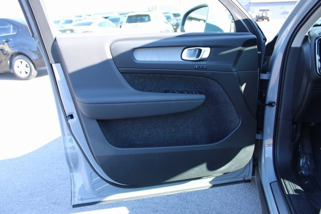 Used 2025 Volvo XC40 B5 Plus image 10