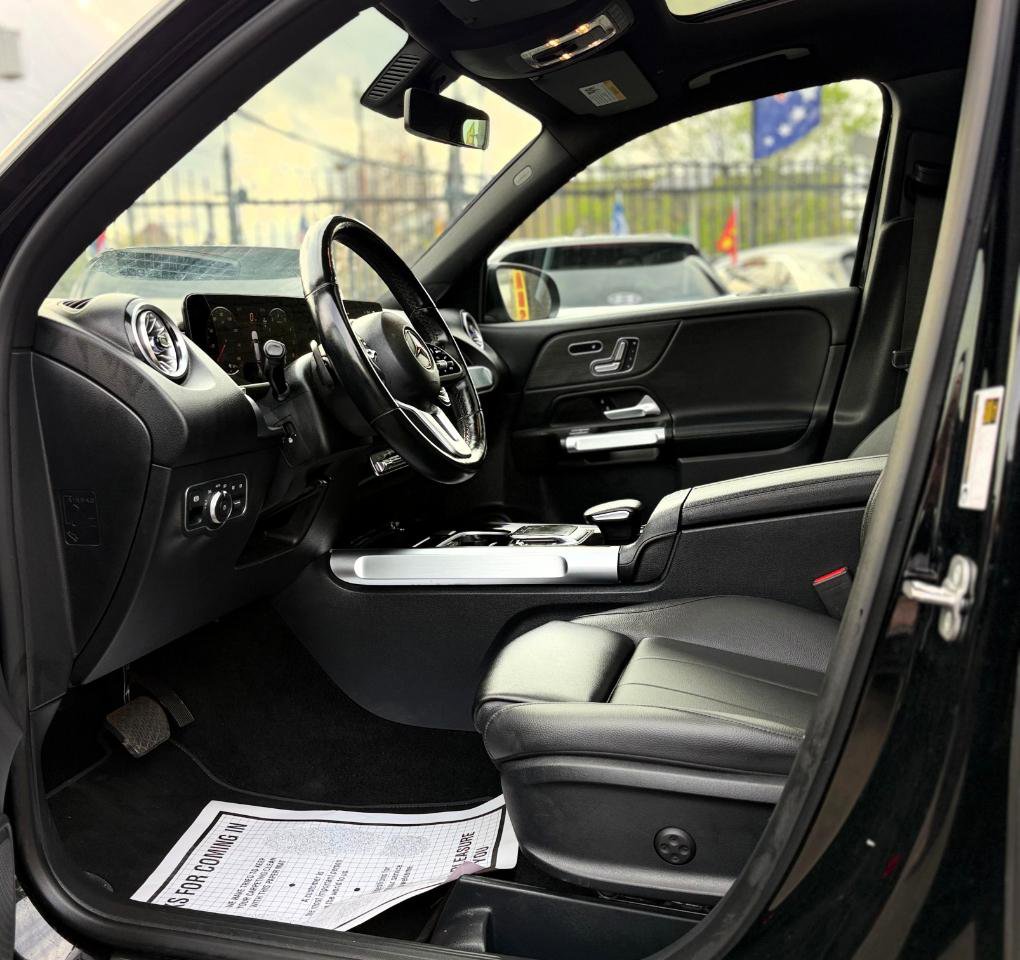 Used 2023 Mercedes-Benz GLB 250 4MATIC w/ Premium Package image 26