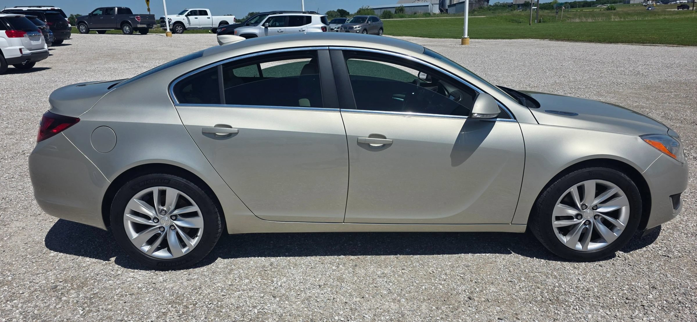 Used 2016 Buick Regal FWD image 2