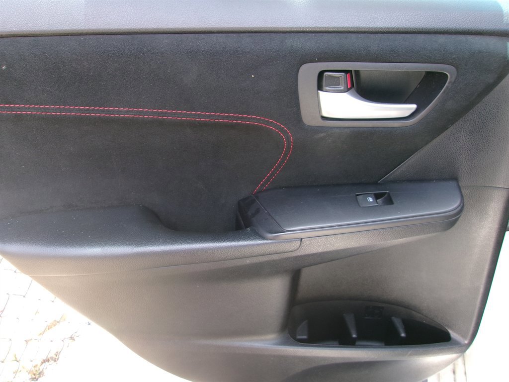 Used 2015 Toyota Camry SE image 15