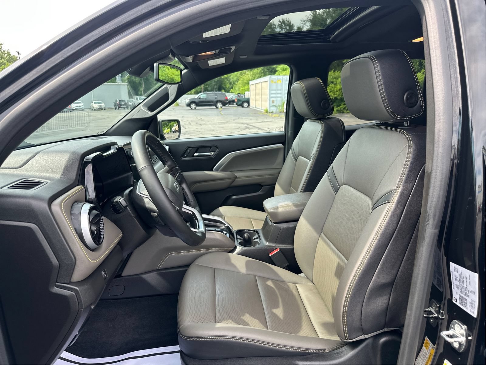 Used 2023 Chevrolet Colorado ZR2 w/ ZR2 Convenience Package III AWD/4WD image 9