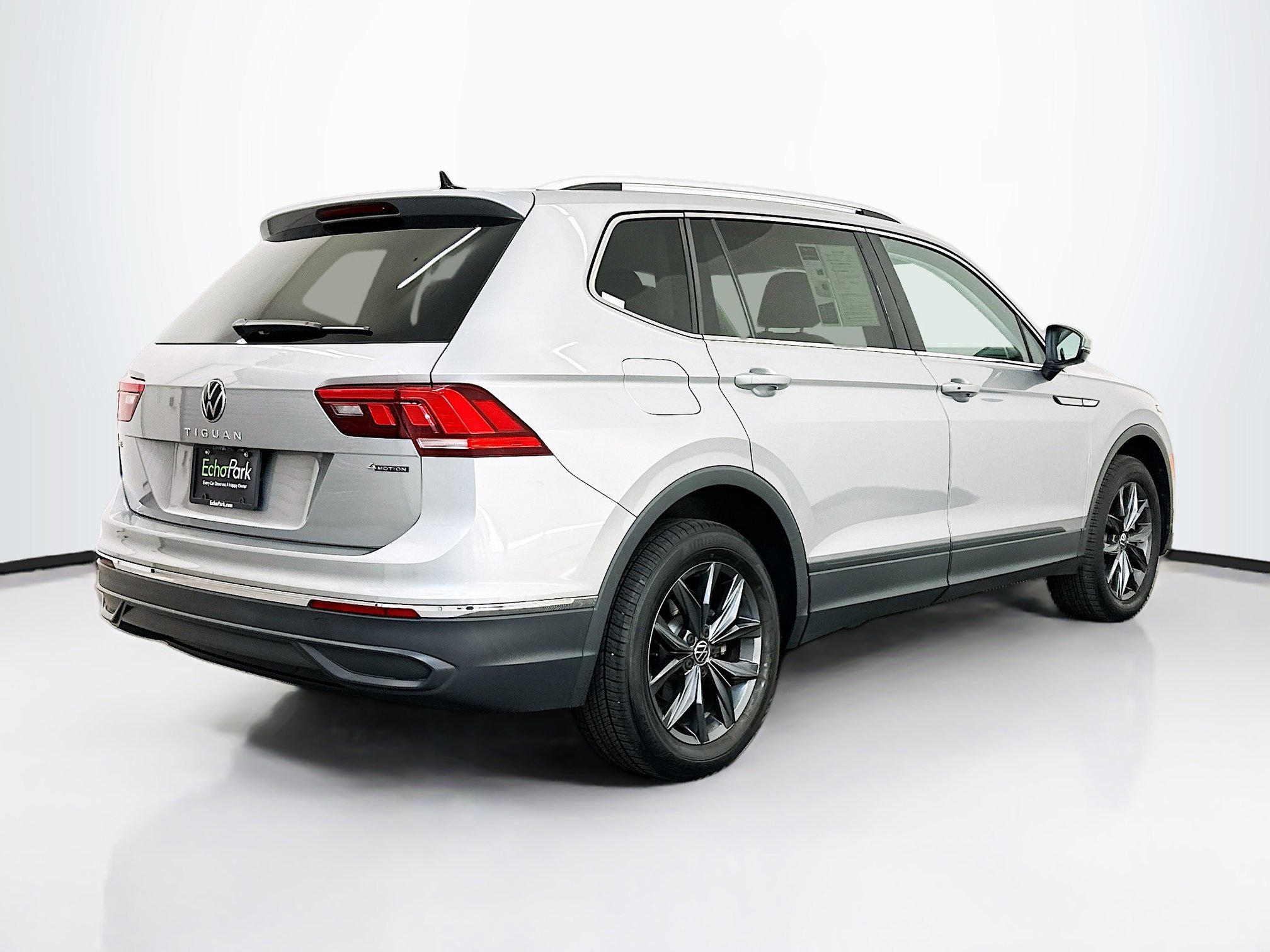 Used 2022 Volkswagen Tiguan SE image 9