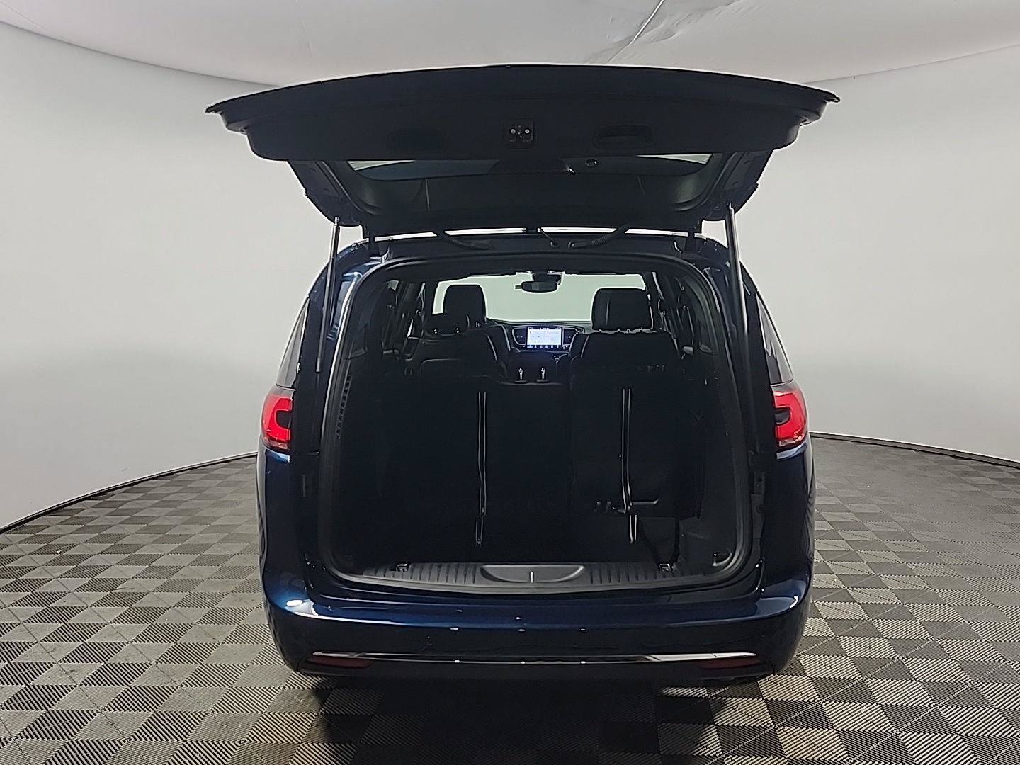 Used 2025 Chrysler Pacifica Select FWD image 6