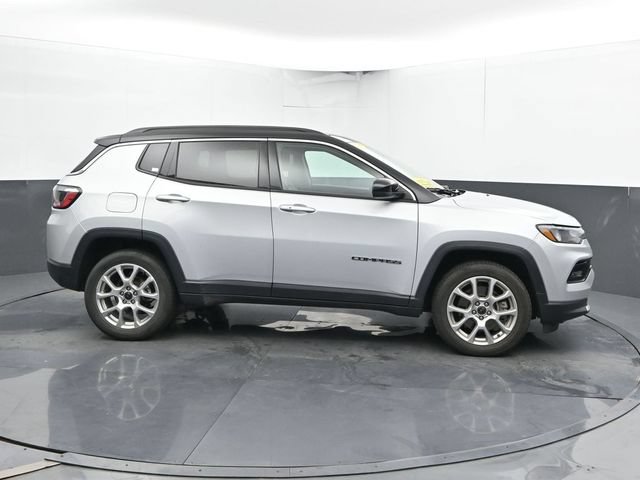 Used 2025 Jeep Compass Limited AWD/4WD image 4