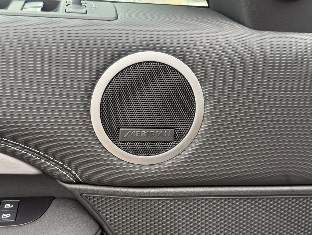 New 2025 Land Rover Discovery Dynamic SE image 14