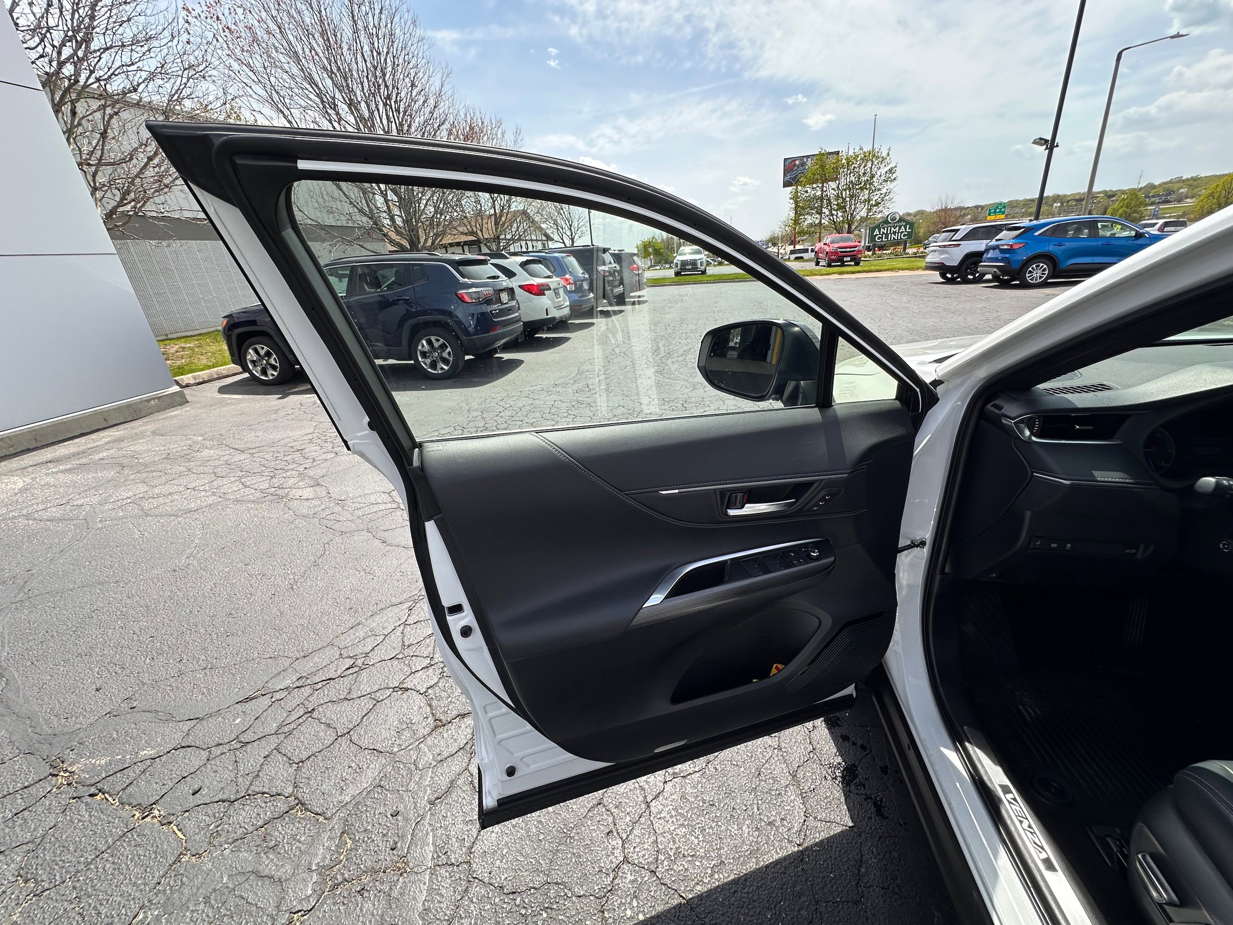 Used 2023 Toyota Venza Nightshade AWD/4WD image 13