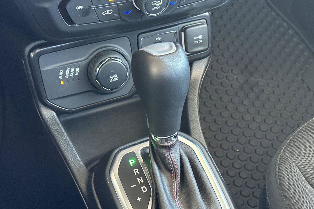 Used 2023 Jeep Renegade Latitude w/ Sun/Sound Group AWD/4WD image 21