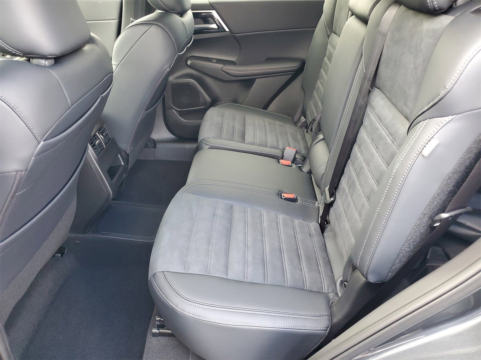New 2025 Mitsubishi Outlander SE image 21