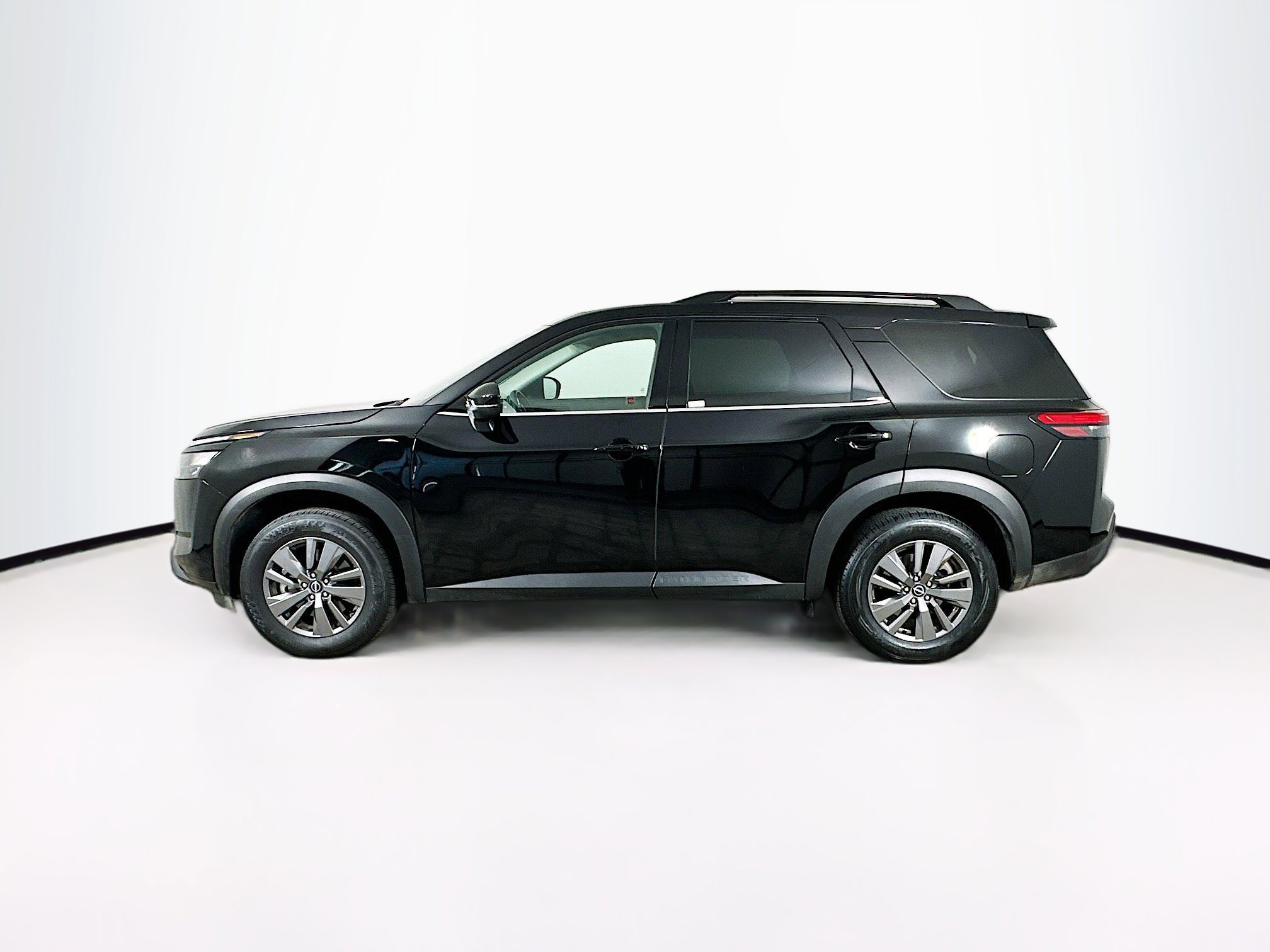 Used 2025 Nissan Pathfinder SV image 4