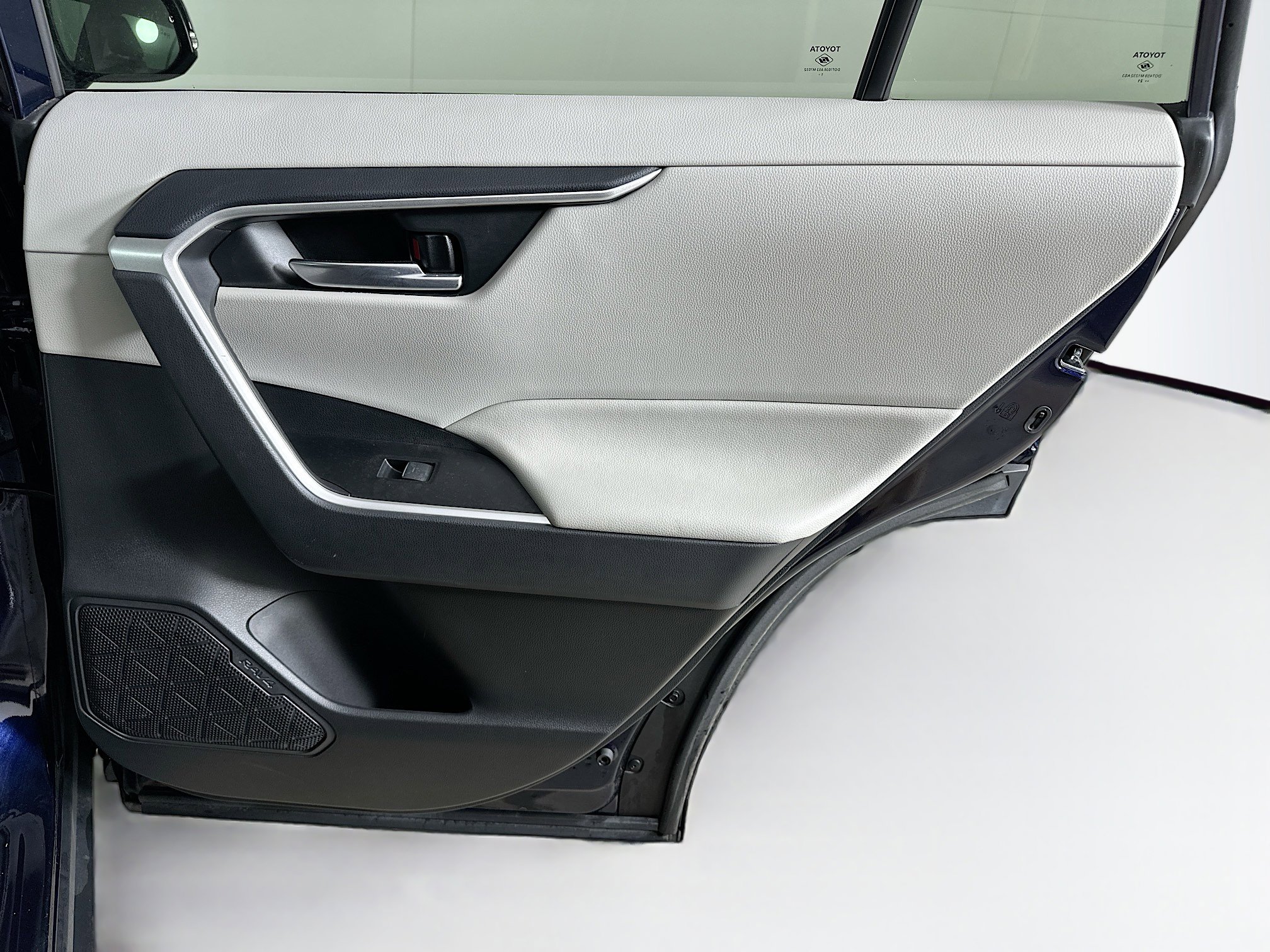 Used 2022 Toyota RAV4 XLE Premium image 30