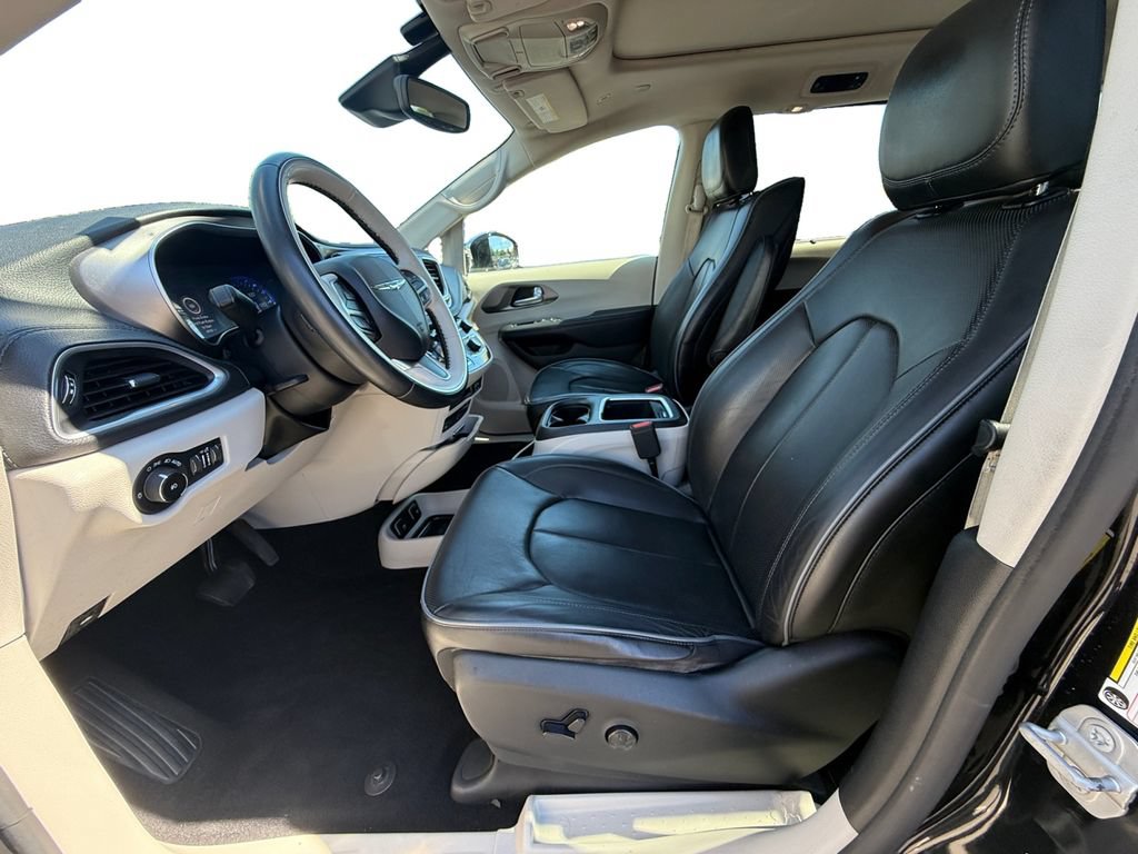 Used 2018 Chrysler Pacifica Limited w/ Tire & Wheel Group FWD image 9