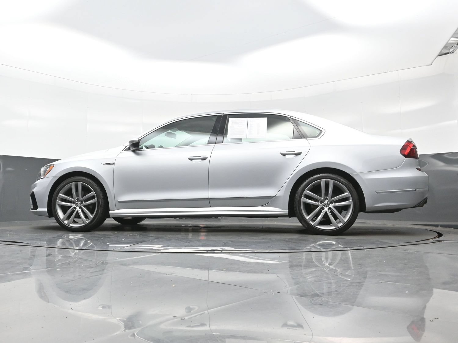 Used 2017 Volkswagen Passat 1.8T R-Line FWD image 25