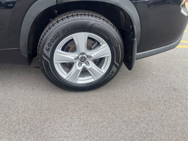 Used 2024 Toyota Highlander LE AWD/4WD image 10