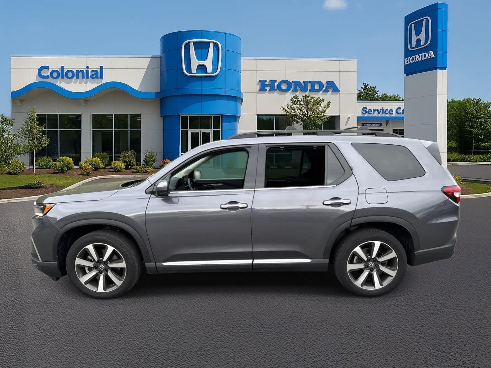 Used 2025 Honda Pilot Touring image 3