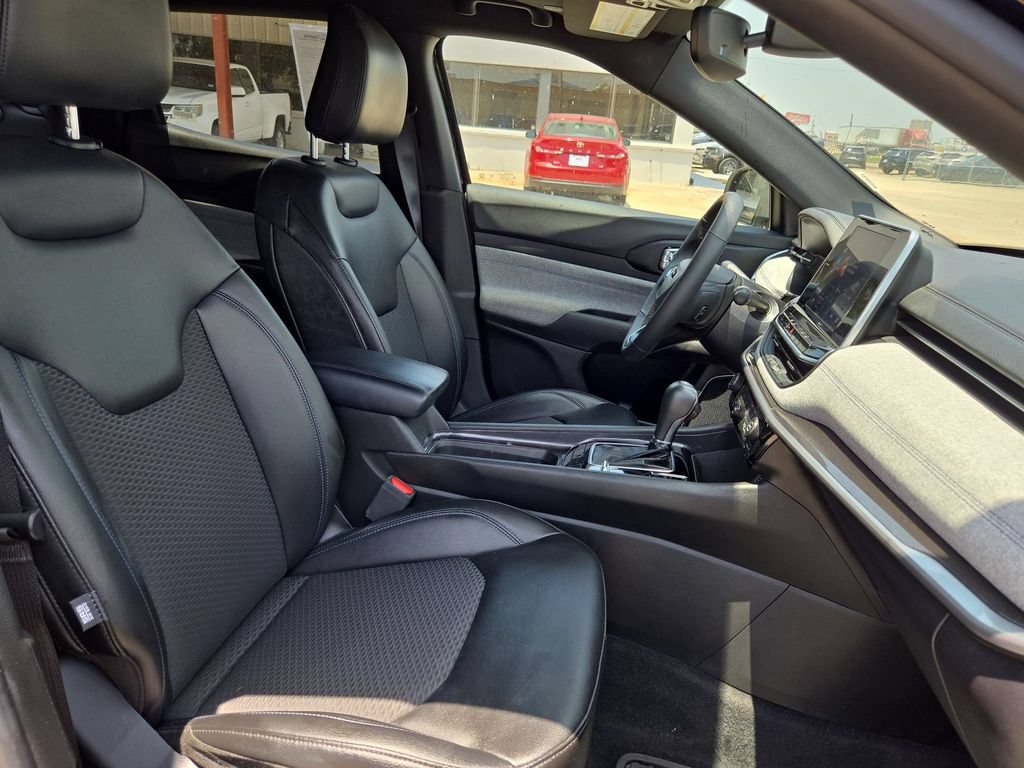 Used 2025 Jeep Compass Latitude w/ Sun & Sound Group AWD/4WD image 30