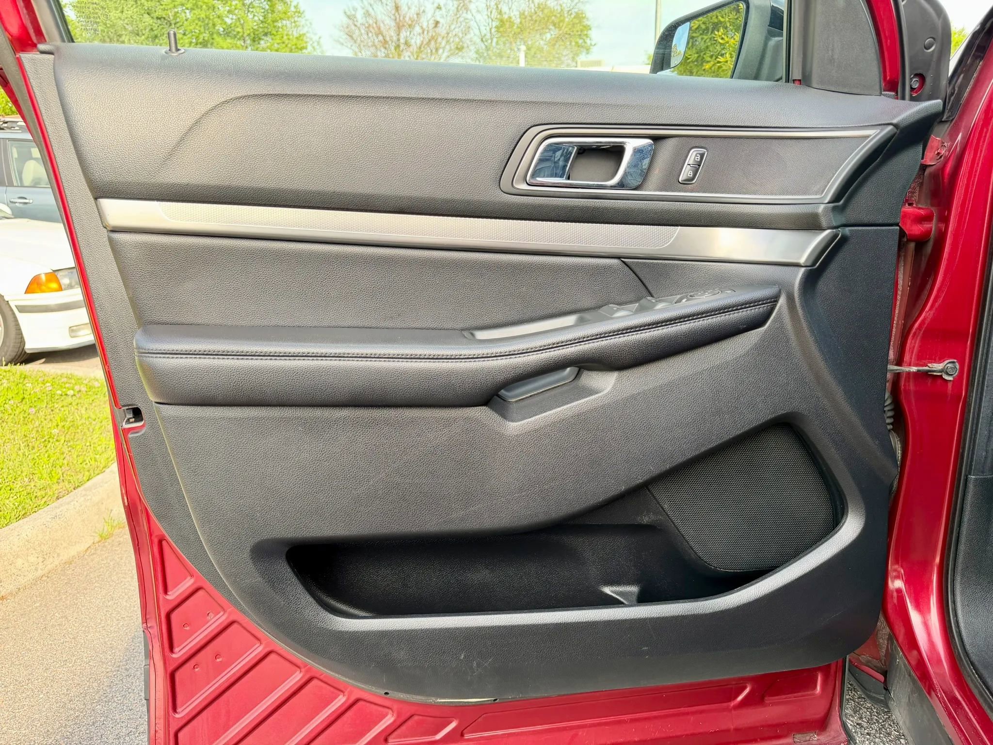 Used 2018 Ford Explorer XLT w/ Equipment Group 202A AWD/4WD image 39