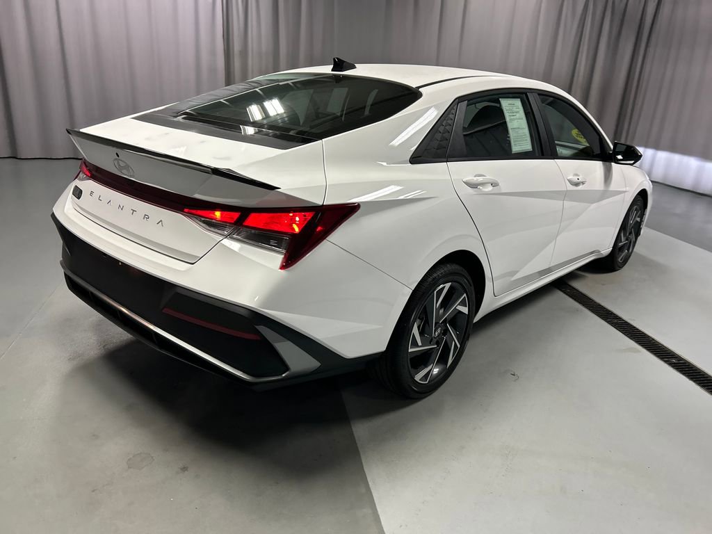 Used 2025 Hyundai Elantra Sport image 7