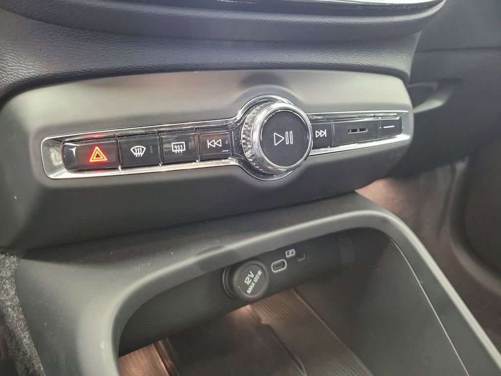 Used 2025 Volvo XC40 B5 Plus image 30