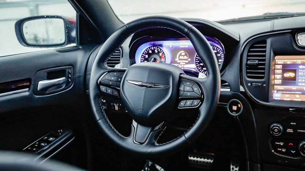 Used 2023 Chrysler 300 C image 16