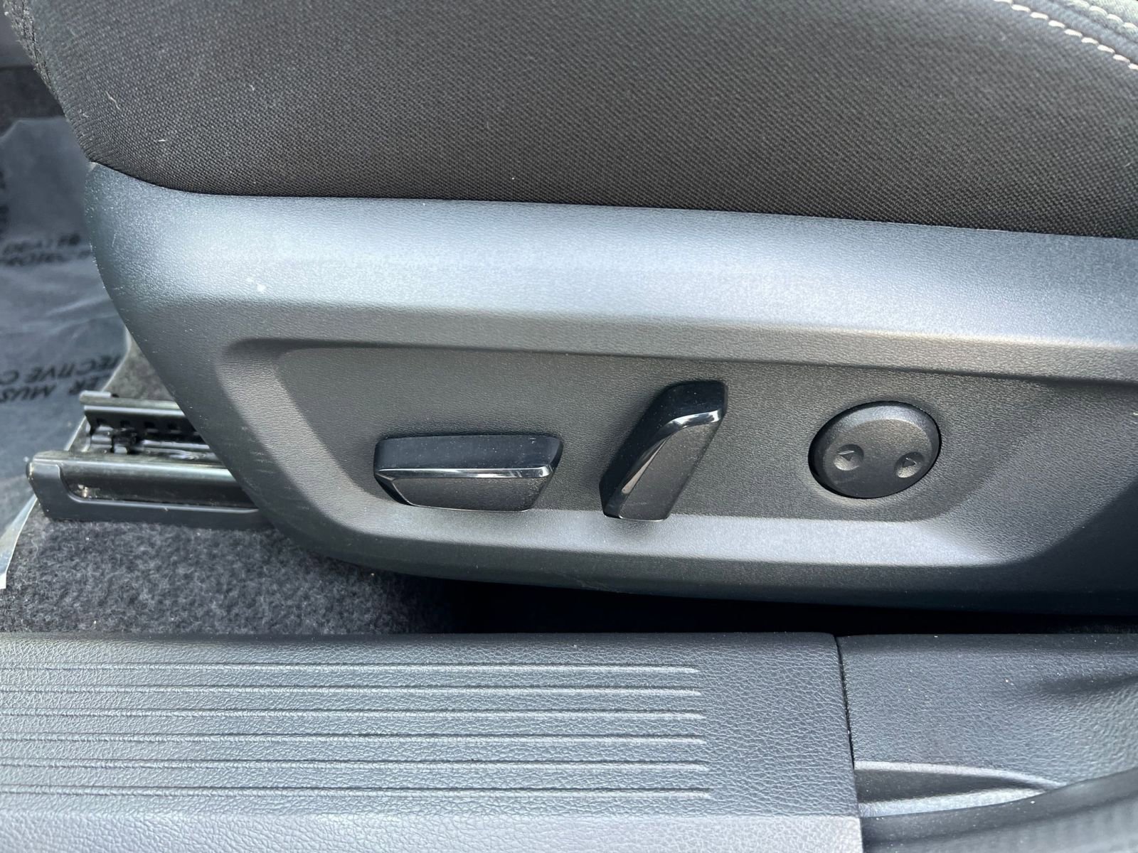 Used 2025 Nissan Rogue SV image 22