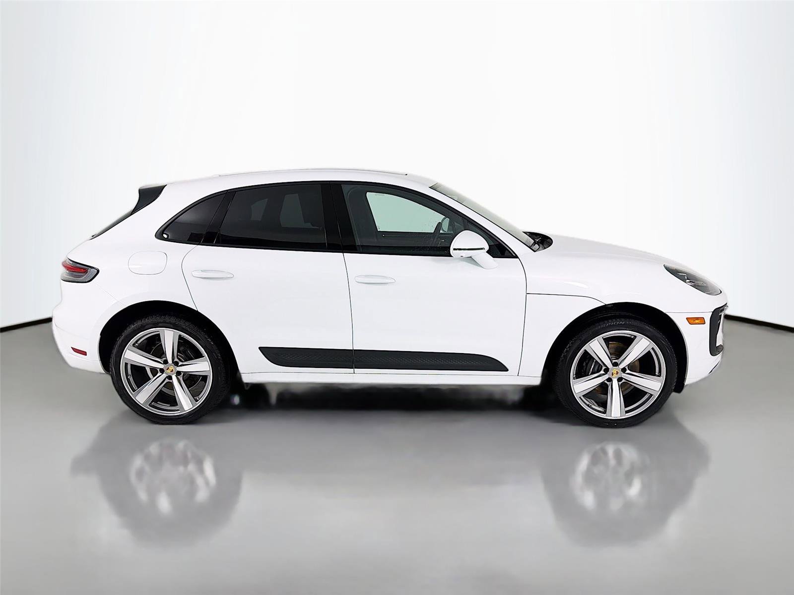 Certified 2025 Porsche Macan AWD/4WD image 29