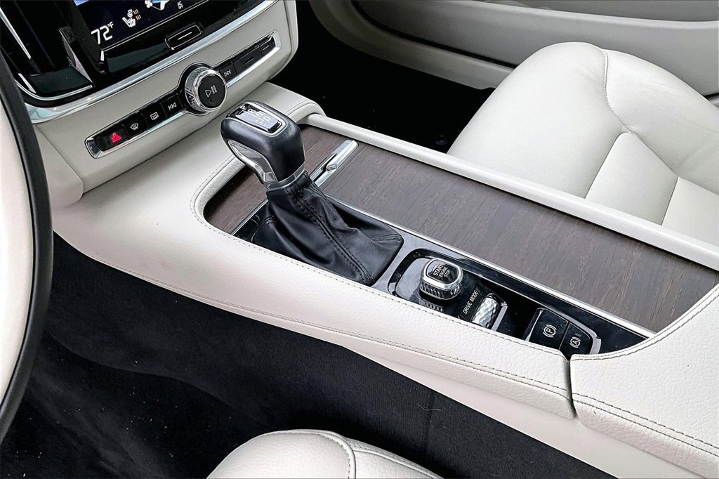 Used 2021 Volvo V90 T6 Cross Country image 17