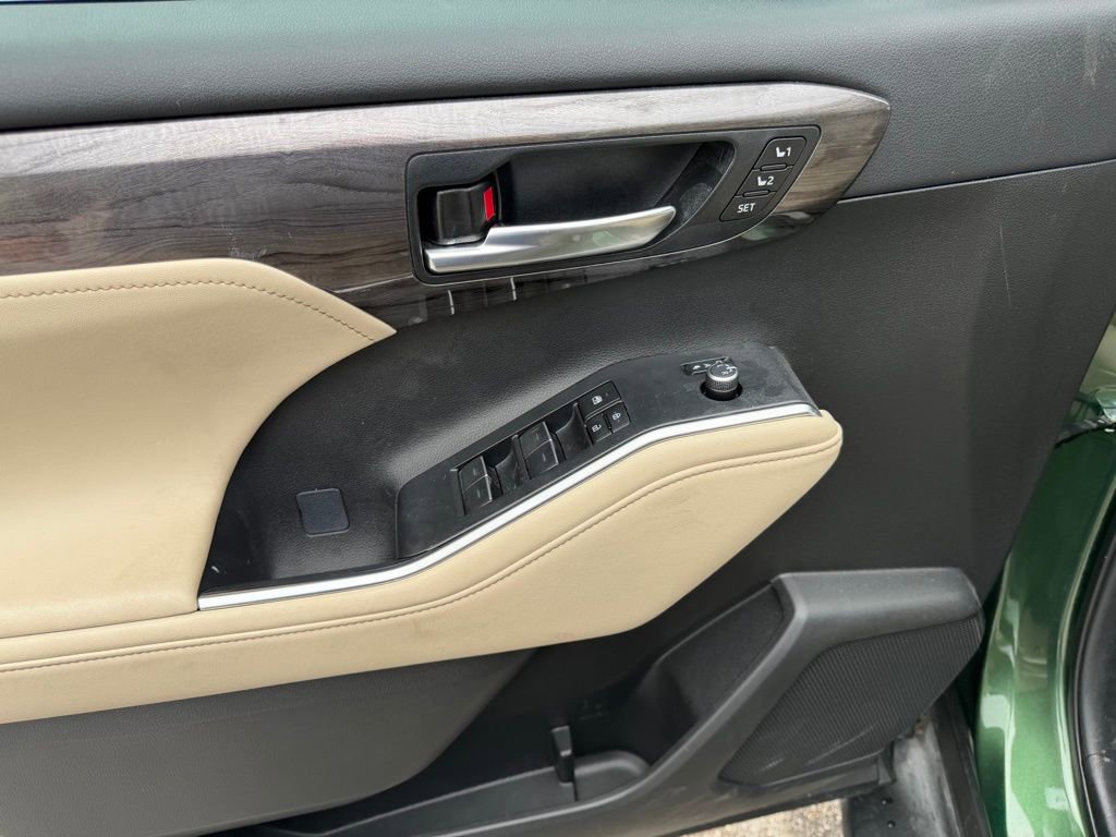 Used 2023 Toyota Highlander Limited FWD image 24