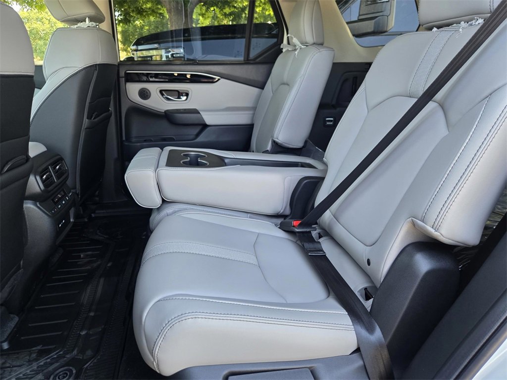 New 2025 Honda Pilot Touring image 10