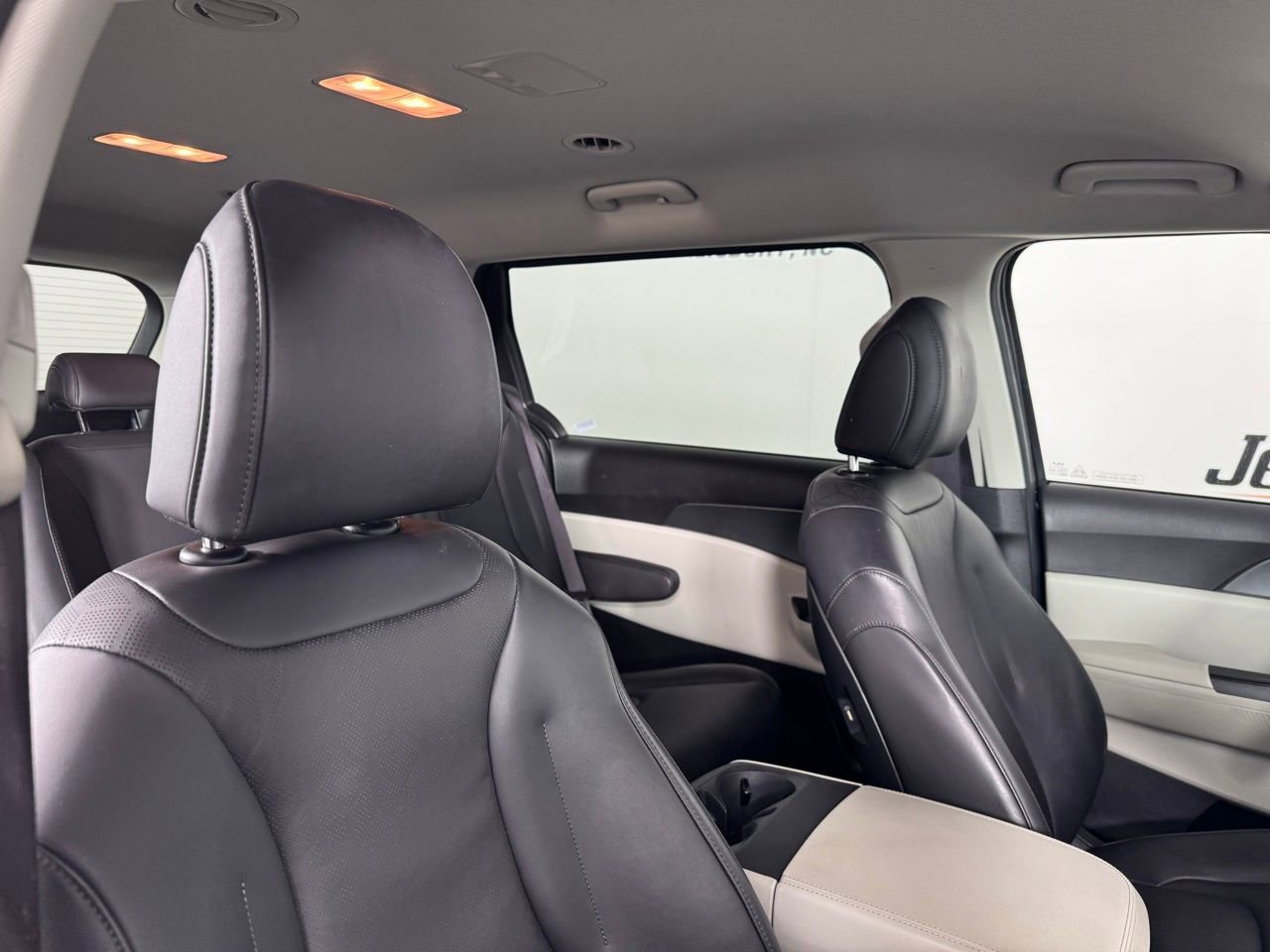 Used 2024 Kia Carnival LX image 29