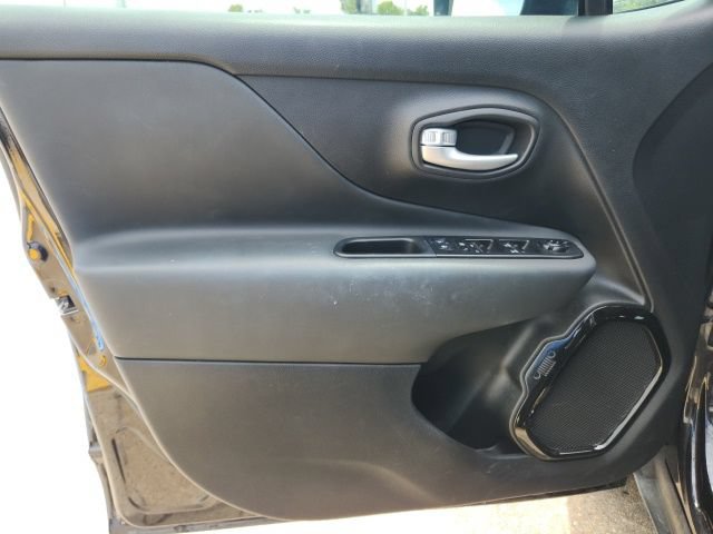 Used 2023 Jeep Renegade Altitude w/ Sun/Sound Group AWD/4WD image 25