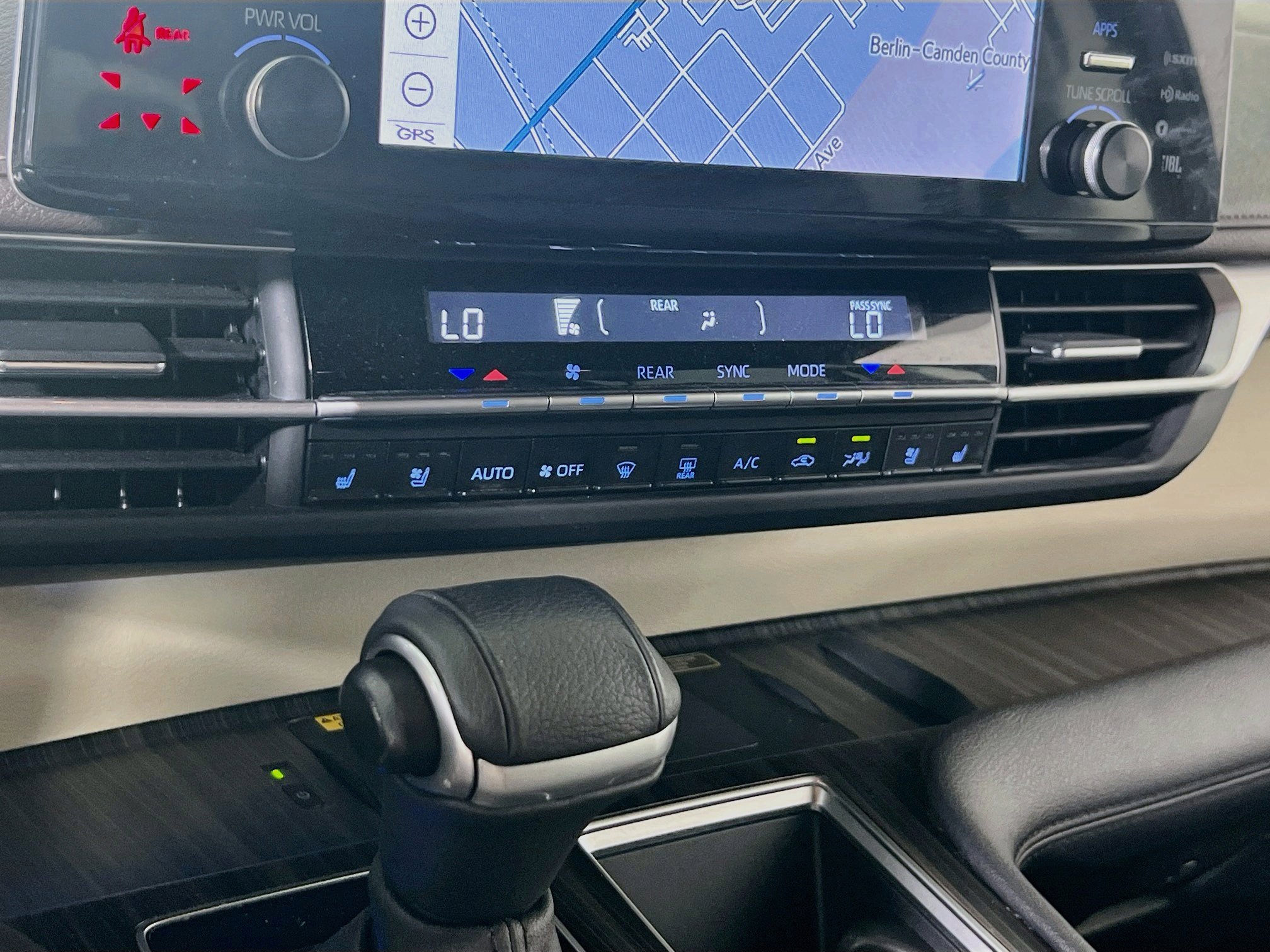 Used 2023 Toyota Sienna Platinum AWD/4WD image 16
