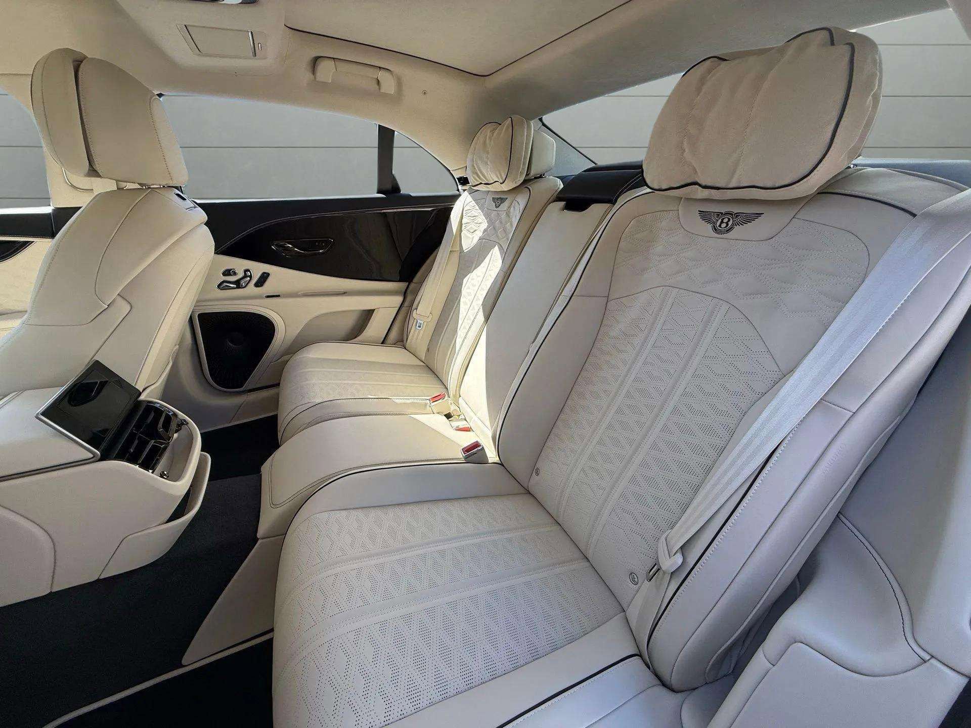 Used 2025 Bentley Flying Spur Plug-In Hybrid image 29