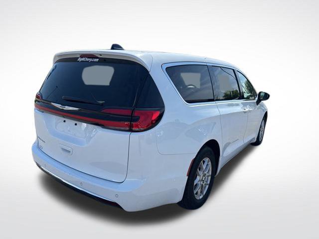 Used 2024 Chrysler Pacifica Touring-L FWD image 5