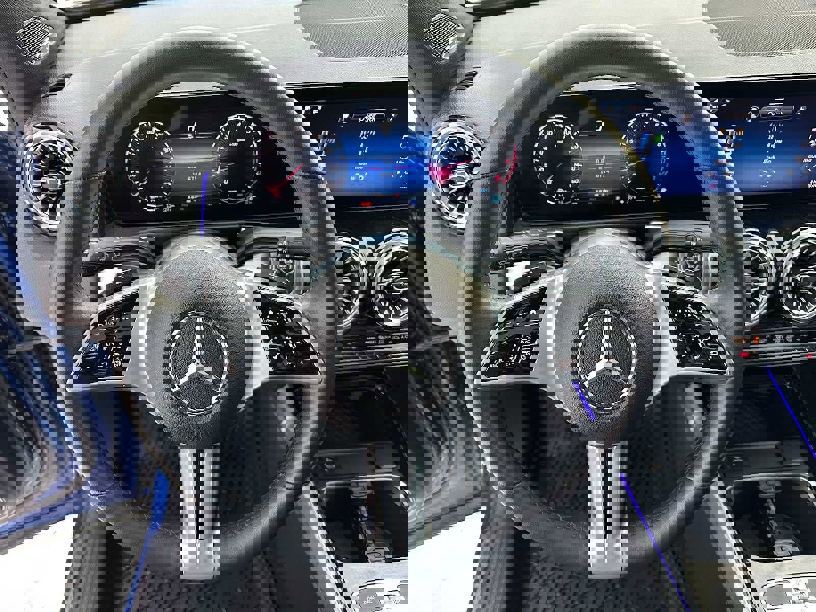 Used 2024 Mercedes-Benz GLB 250 4MATIC image 23