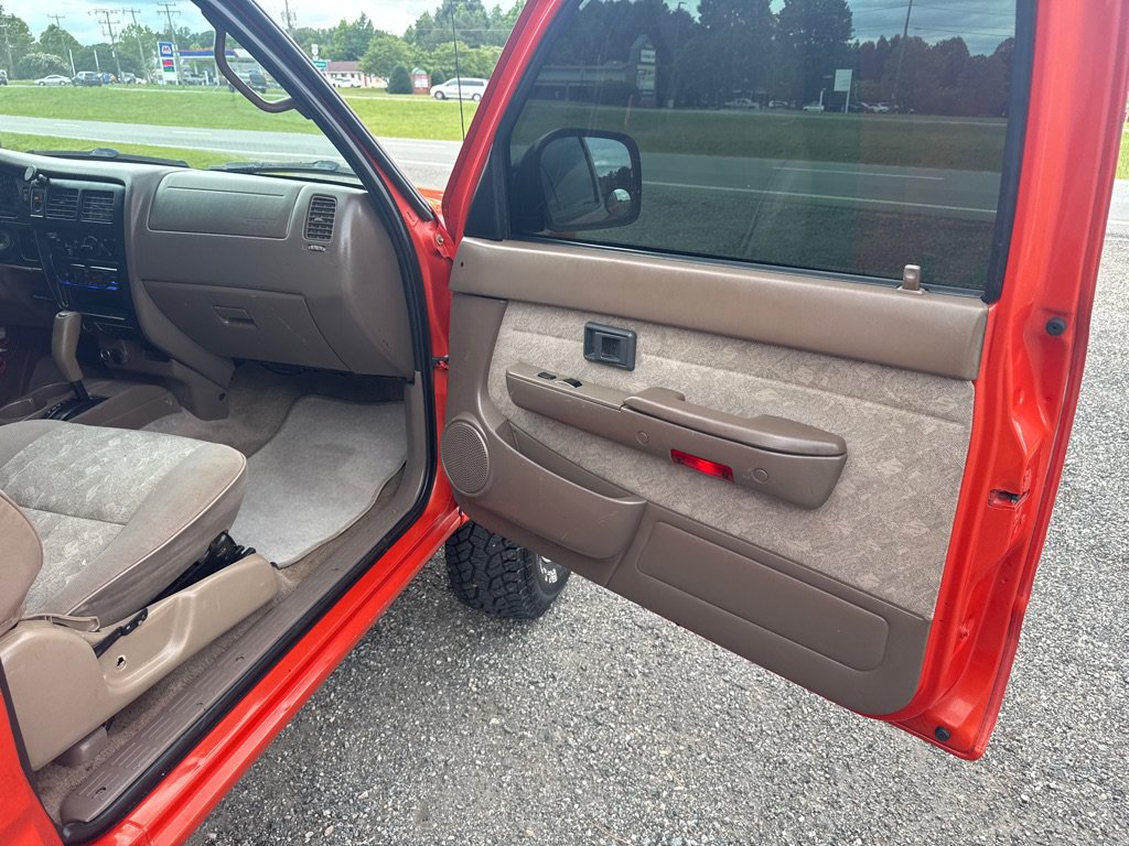 Used 2000 Toyota Tacoma PreRunner RWD image 25