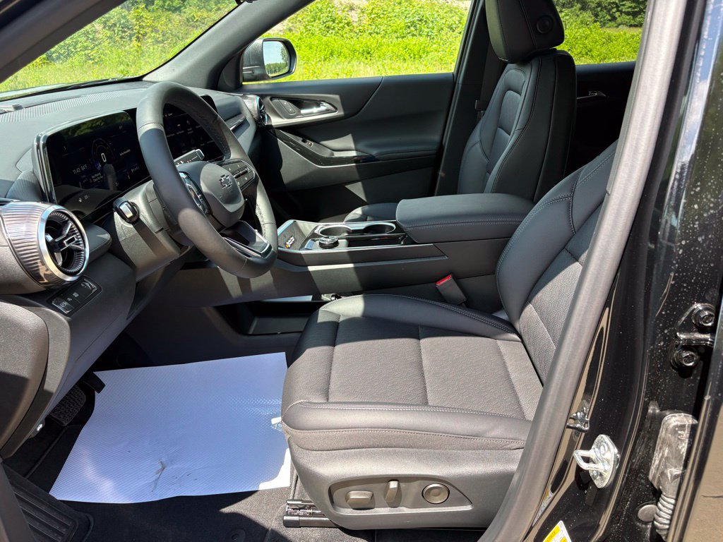 New 2026 Chevrolet Equinox LT w/ Convenience Package II FWD image 16