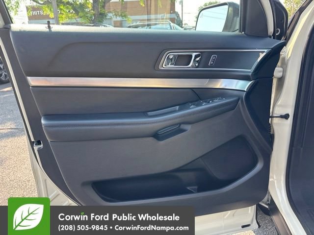 Used 2018 Ford Explorer XLT w/ Equipment Group 202A AWD/4WD image 13