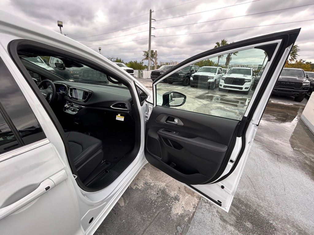 New 2026 Chrysler Pacifica Select image 28