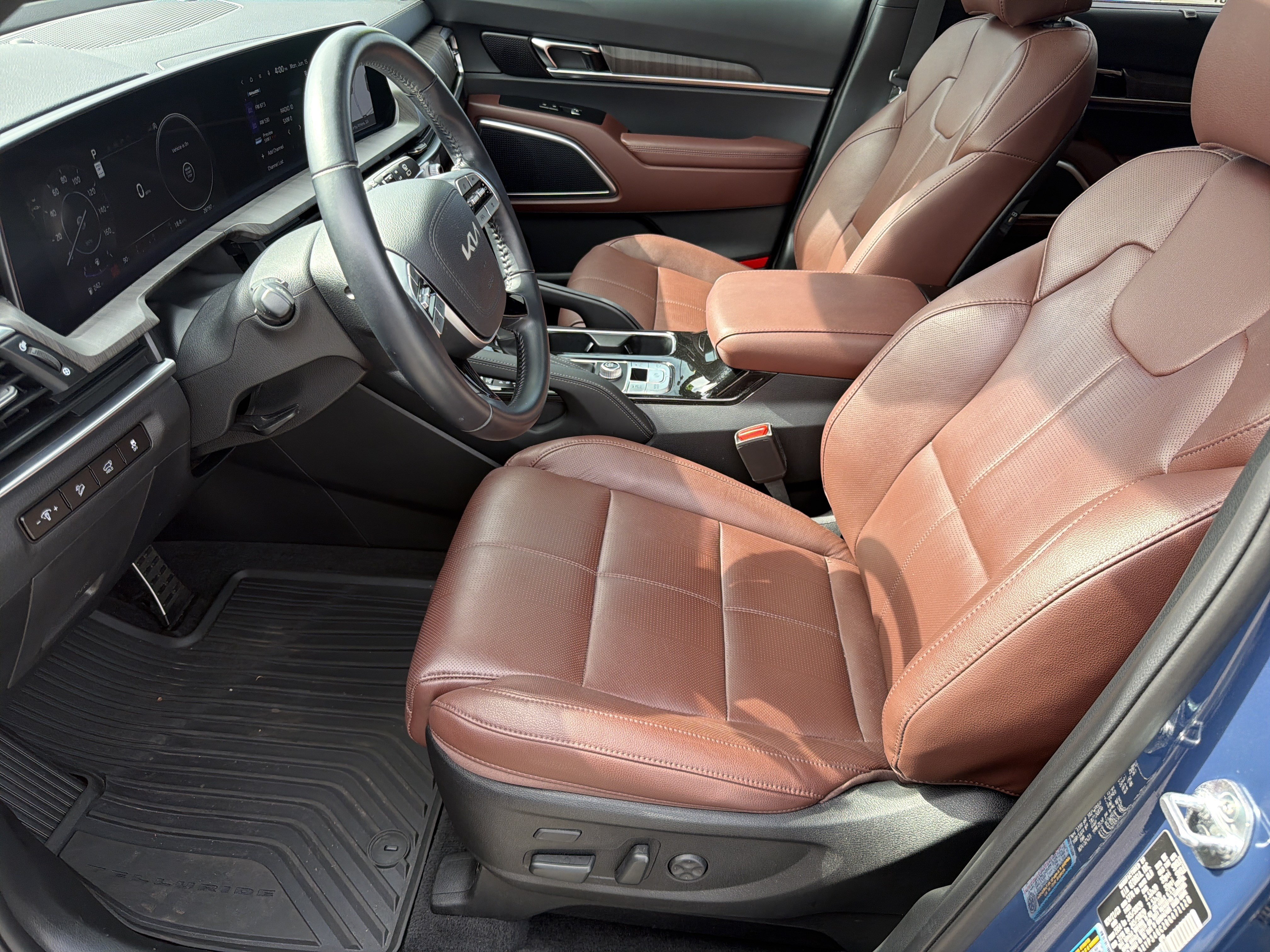 Used 2024 Kia Telluride SX w/ Towing Package FWD image 19