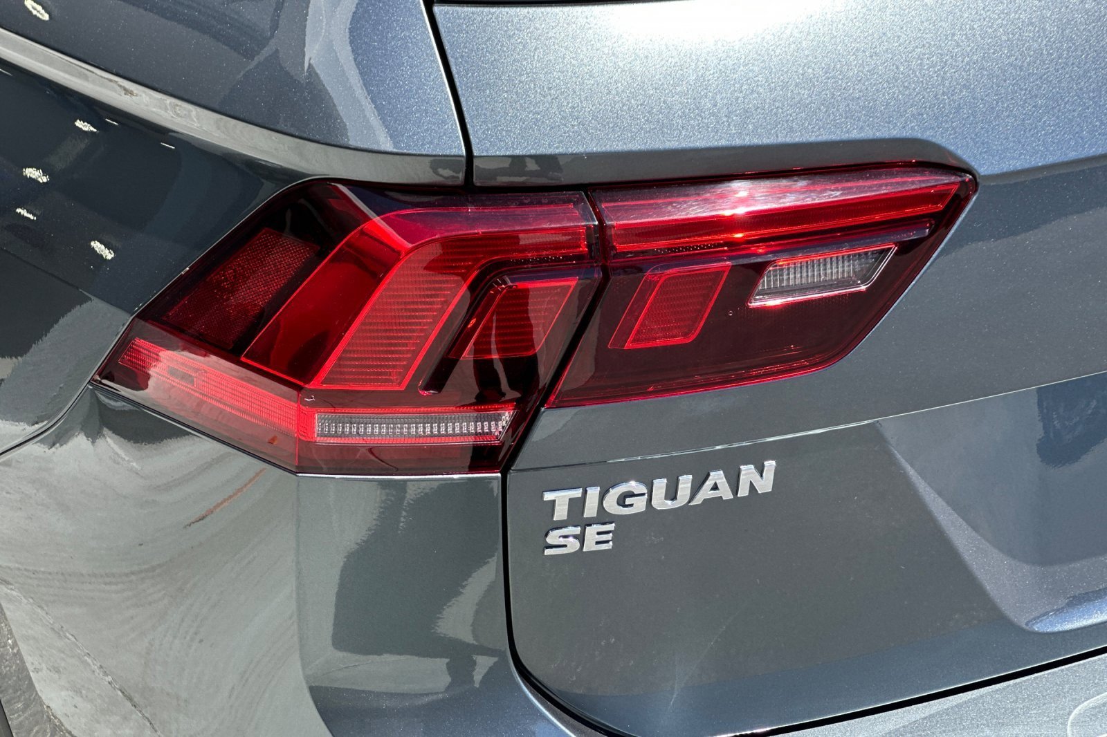 Used 2020 Volkswagen Tiguan SE w/ Panoramic Sunroof Package FWD image 27