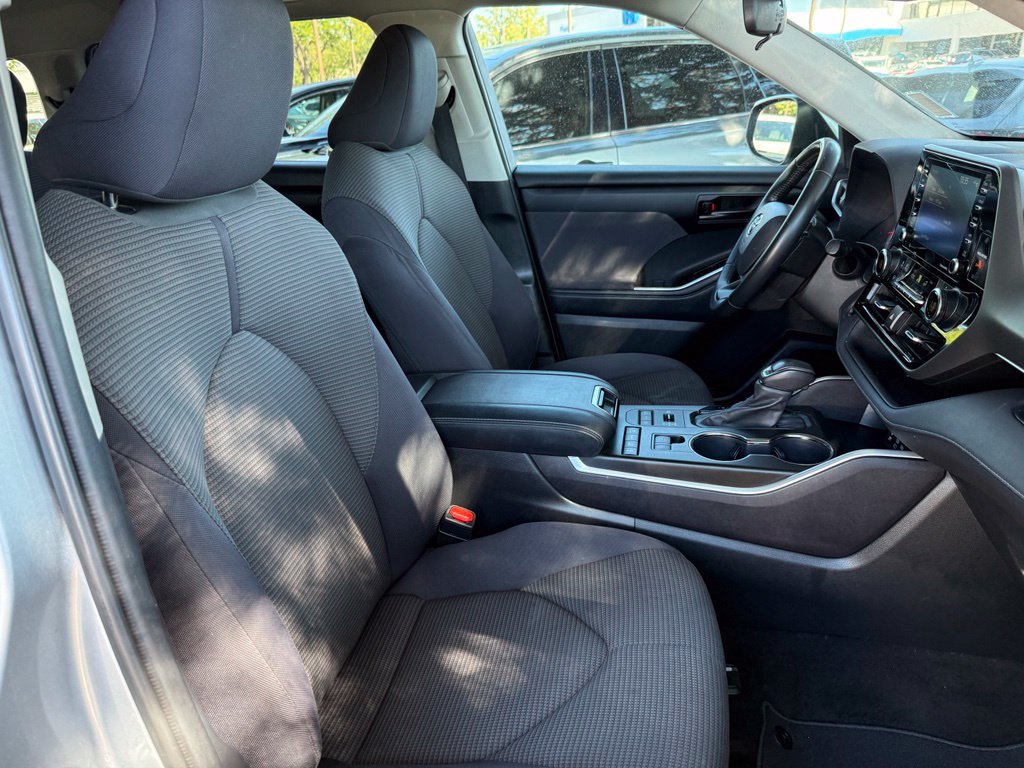 Used 2022 Toyota Highlander LE AWD/4WD image 18