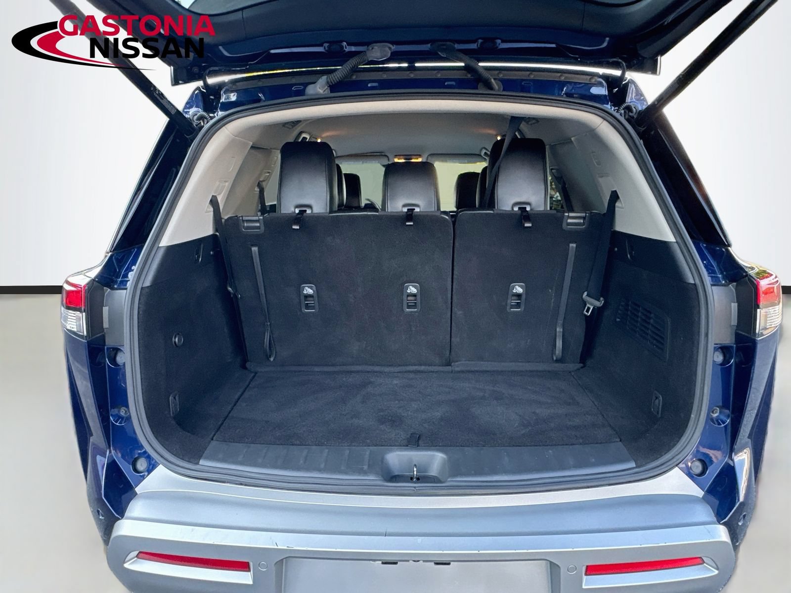 Used 2025 Nissan Pathfinder SL FWD image 34