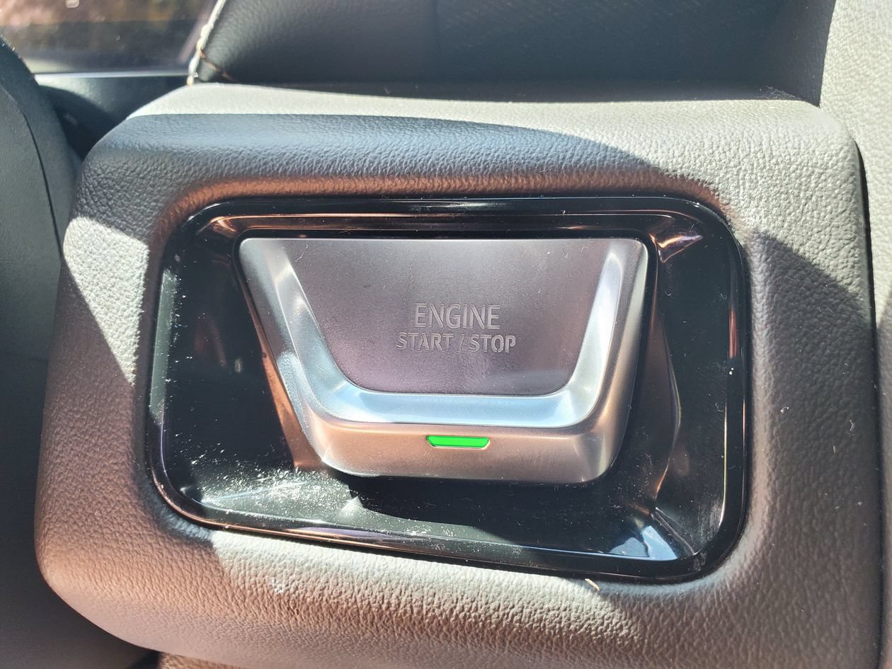 Used 2025 GMC Yukon XL AT4 w/ AT4 Premium Package AWD/4WD image 23