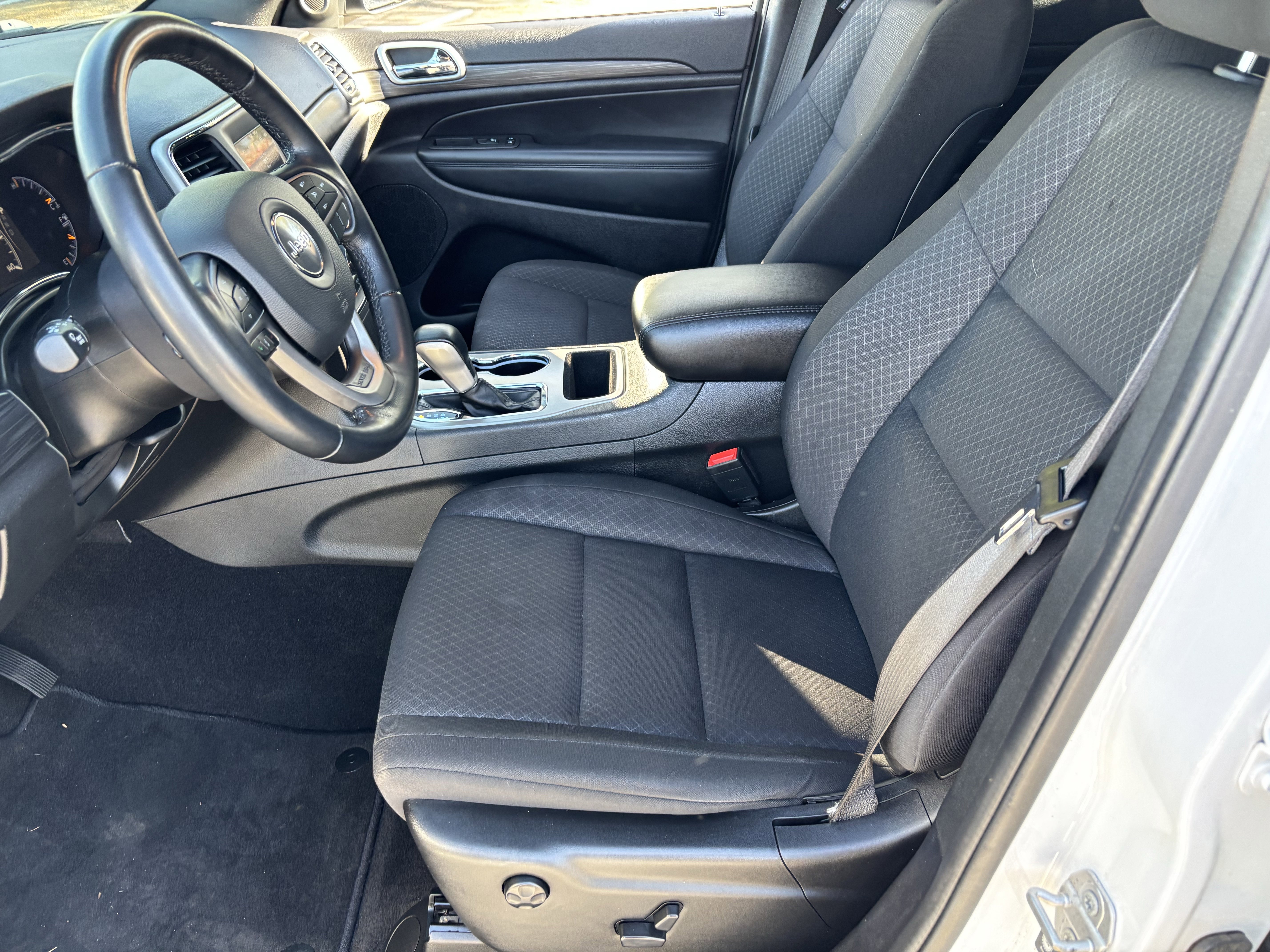 Used 2021 Jeep Grand Cherokee Laredo image 18